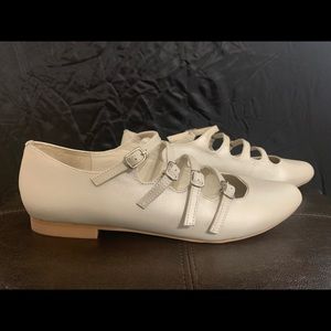 Mojo Moxy cream flat shoes 8.5